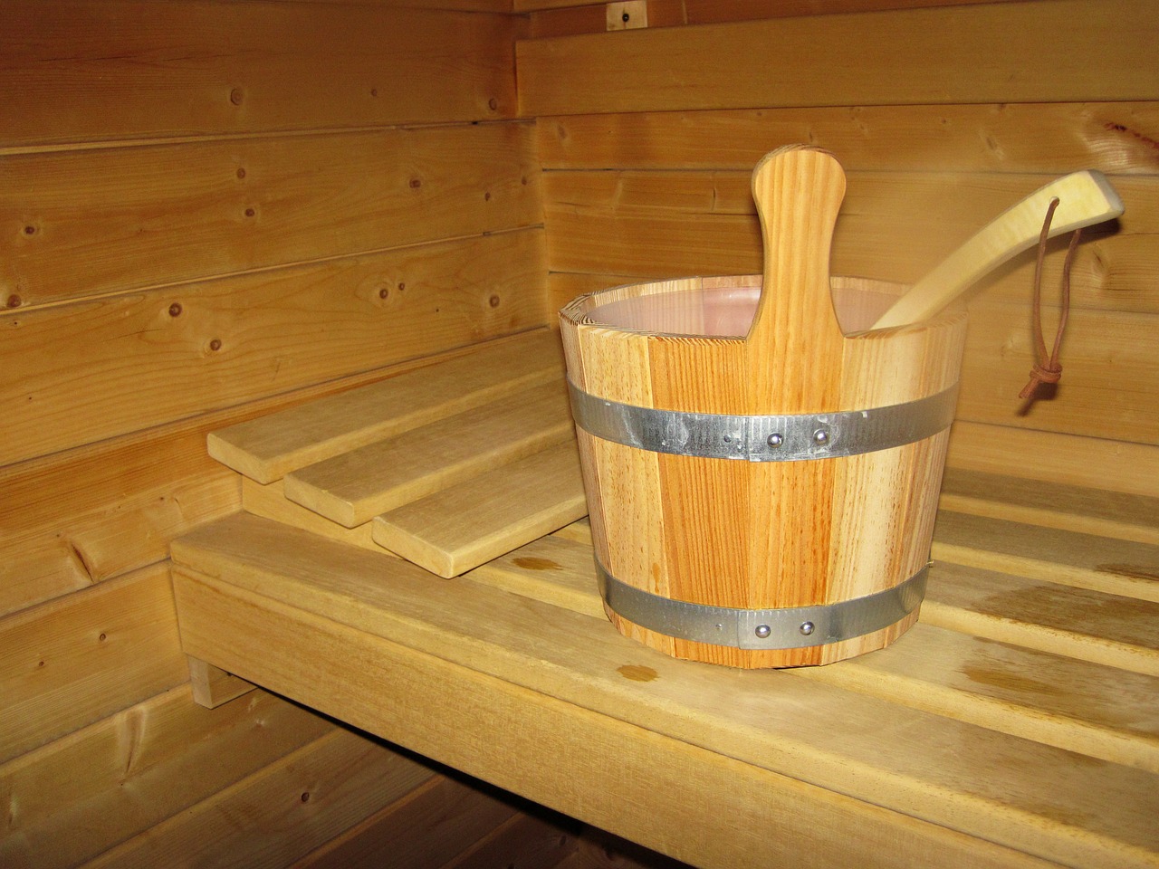 Saunabank mit Sauna-Aufgusskübel