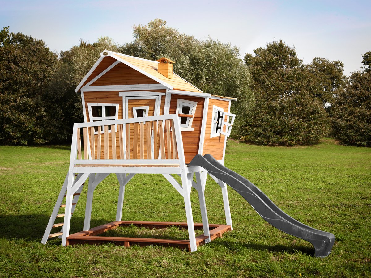 AXI Stelzenhaus Max mit Sandkasten und Rutsche im Hexenhaus-Stil