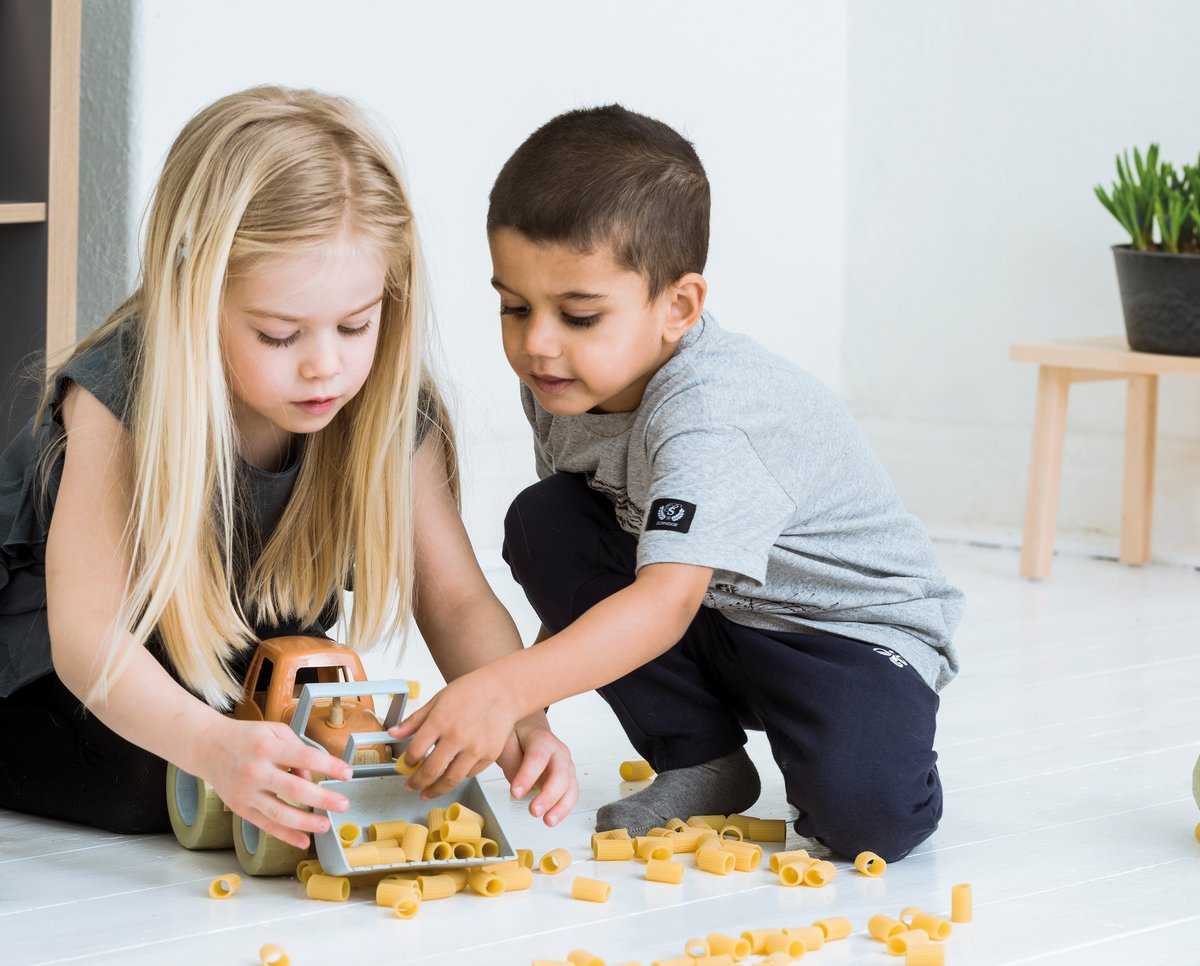 Traktor in Geschenk Box von Dantoy, Spielzeugtrecker aus Biokunststoff