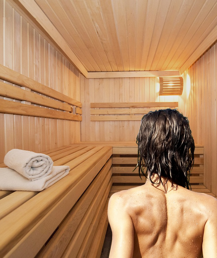 Frau betritt Sauna Frau betritt Sauna