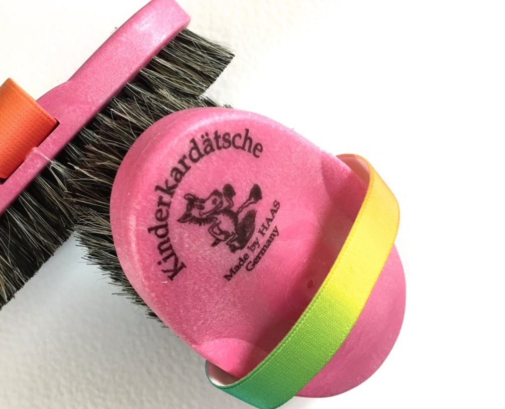 Pferde-Putzbürste "Regenbogen" rosa, Kinderkardätsche von HAAS