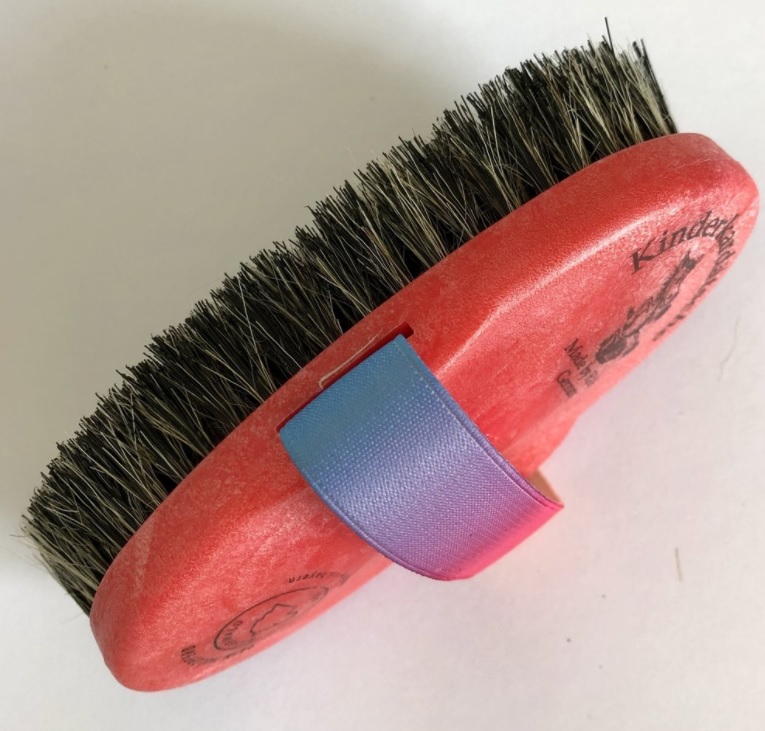Pferde-Putzbürste "Regenbogen" rot, Kinderkardätsche von HAAS