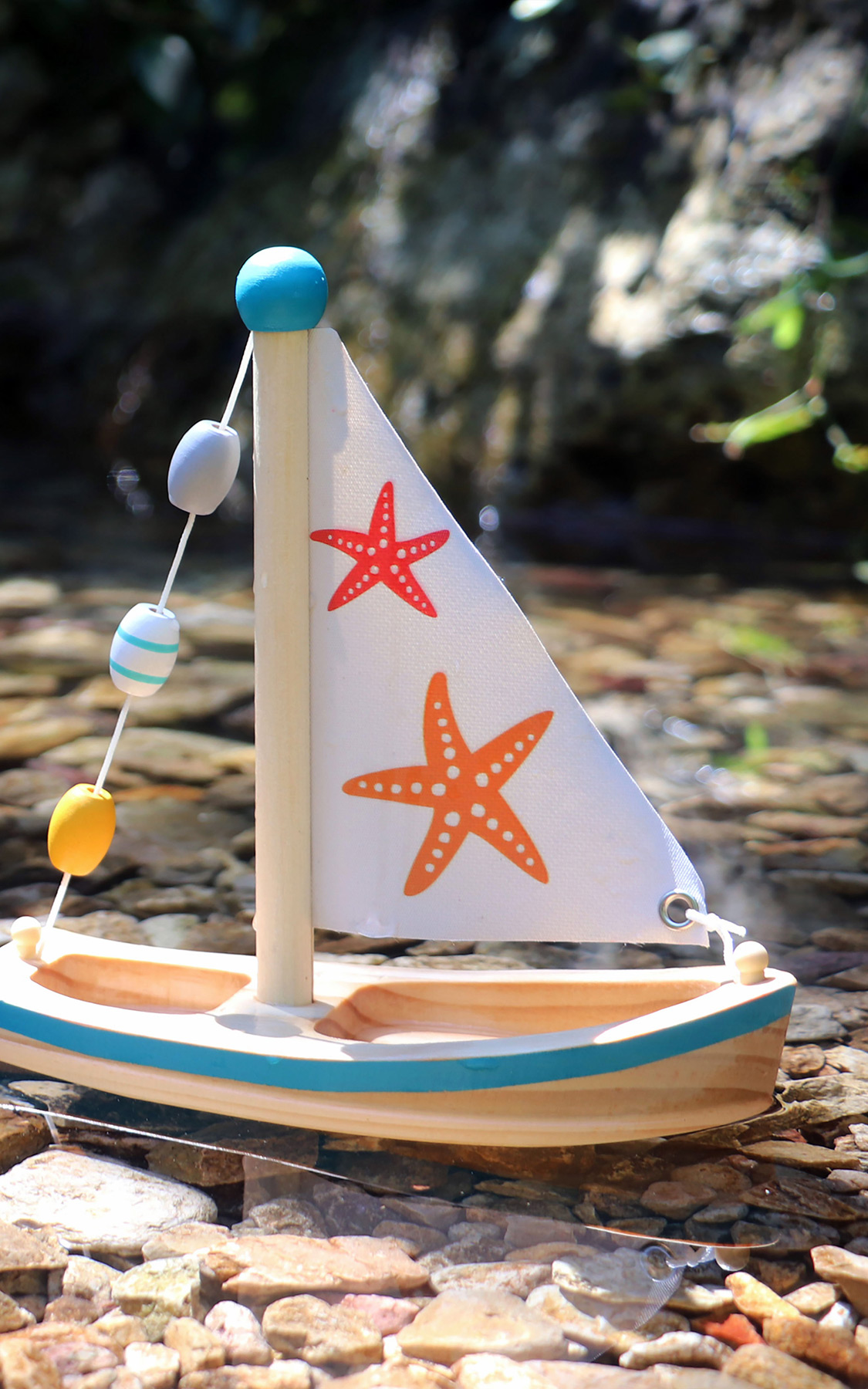 Wasserspielzeug Segelboot mit Seesternen