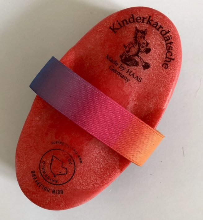 Pferde-Putzbürste "Regenbogen" rot, Kinderkardätsche von HAAS